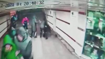 Полиция проверяет информацию о драке у метро «Комсомольская»