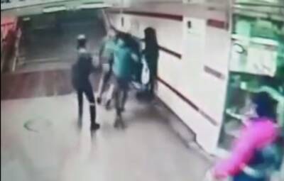 Мигранты жестоко избили мужчину, заступившегося за пару в метро - Русская семерка