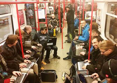 Участники флешмоба сыграли в Counter-Strike в пражском метро