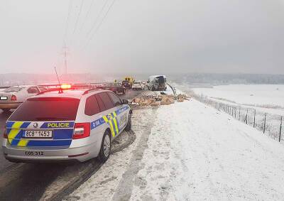 Сильный снегопад осложнил транспортную ситуацию в Чехии