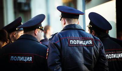 В Новосибирске полицейский брал с бизнесмена взятки «Роллтоном», водкой и гречкой