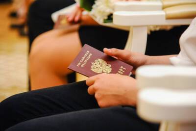 Спикер астраханской облдумы вручил паспорта 15 школьникам