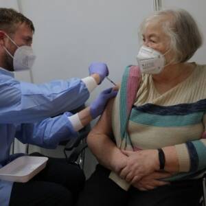 В Словакии пенсионерам предлагают платить за вакцинацию