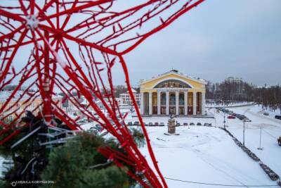 Вкус Нового года: 18-метровую елку в Петрозаводске наряжают к празднику