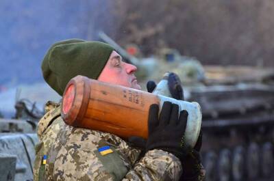 Захарова обвинила Украину в стягивании тяжелой артиллерии на восток