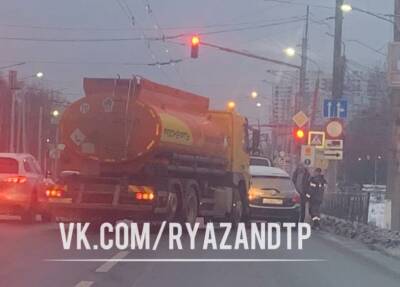 На Московском шоссе Рязани бензовоз попал в ДТП