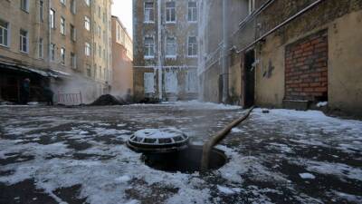 Жильцы дома-памятника в Петербурге жалуются на прорыв трубы с фекалиями и безразличие коммунальщиков