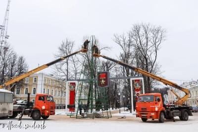 В Смоленск устанавливают главную новогоднюю елку