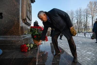 Александр Дрозденко возложил цветы к подножию стелы «Город воинской славы» в Гатчине