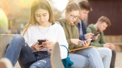В израильских школах хотят запретить пользоваться смартфонами даже на переменах