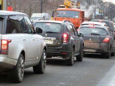 «Пункт назначения» по-петербургски: на КАД грузовик потерял бетонные балки