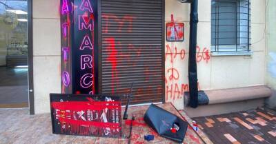 Демьян Ганул - В Одессе активисты разгромили фасад тату-салона после скандала со свиньей - kp.ua - Украина - Одесса