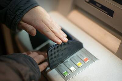 Мужчина похитил деньги из банкомата в Опочке