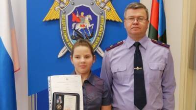 В Ульяновской области школьницу наградили за спасение брата при пожаре