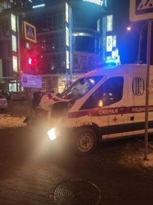 Скорая с включенными маячками попала в ДТП в центре Екатеринбурга