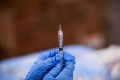 США разрешили использование бустерной дозы вакцины Pfizer для подростков 16-17 лет