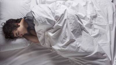 Сомнолог Новиков объяснил причины нарушения сна зимой