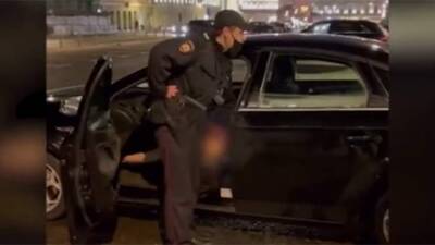 В Москве голый мужчина избил водителя и попытался угнать машину