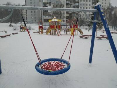 Новые качели установили на двух детских площадках Приокского района