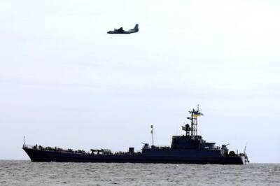 ФСБ: корабль ВМС Украины движется к Керченскому проливу и не реагирует на требования изменить курс
