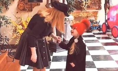 Дочь Пугачевой и Галкина в красивом платье вызвала споры, на кого похожа больше: "Но глазки огромные..."