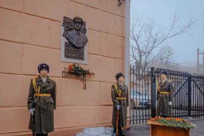В Курске на здании лицея №6 открыли барельеф в память о Герое СССР Михаиле Булатове
