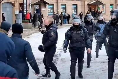 Петербургский омбудсмен сообщил о случаях применения полицией спецсредств