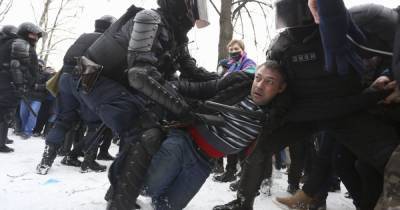 Больше пяти тысяч задержанных: в Евросоюзе осудили жесткие действия силовиков РФ