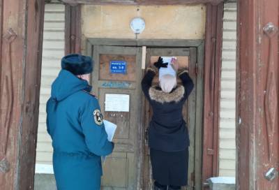 Сотрудники МЧС устроили профилактический рейд в посёлке Тихвинского района