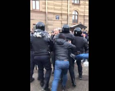 ​В России протестующие напали на ОМОН и начали бить их ногами: силовики бросились бежать от толпы