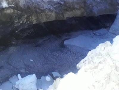 Оленеводы нашли в тундре котлован с нефтяной жидкостью