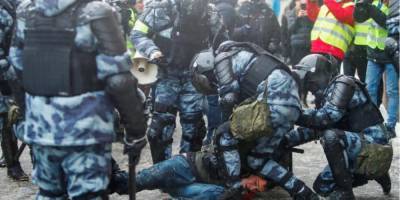 Евросоюз осудил жестокие задержания протестующих на акциях в России