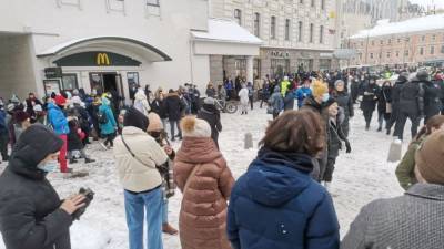 Суд отправил под арест более 20 участников митингов в Петербурге