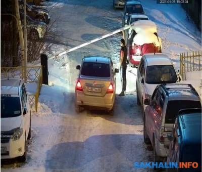 Таксист сломал шлагбаум во дворе Южно-Сахалинска