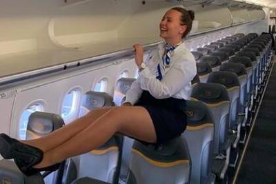 Поза стюардессы в мини-юбке поверх кресел впечатлила пользователей сети