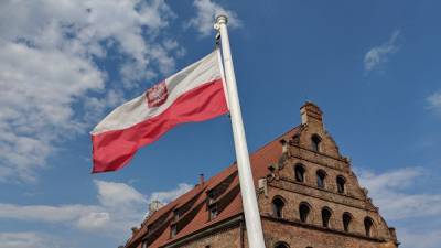 Власти Польши отменили часть ограничений по COVID-19