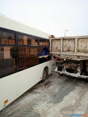 В Корсакове автобус с пассажирами втиснулся в грузовик и остался без стекол