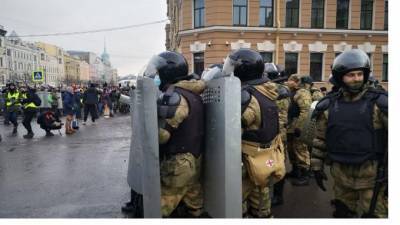 На митинге в Петербурге задержали переодевшегося в полицейского подростка