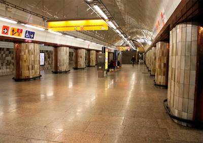 Видео: в пражском метро пассажир беспричинно напал на женщину