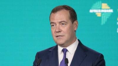 Медведев назвал Twitter политизированной соцсетью
