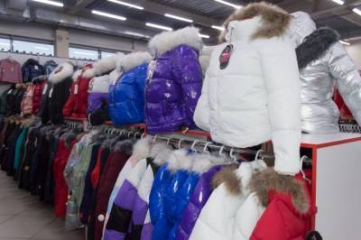 В Кузбассе таможенники выявили контрафактную одежду известных брендов