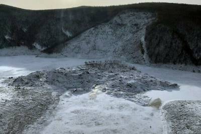 Читинец провалился под лёд водохранилища на машине в Хабаровском крае