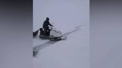 "Валим, валим!": спасение рыбаков с отколовшейся льдины сняли на видео - vesti.ru - район Сахалина