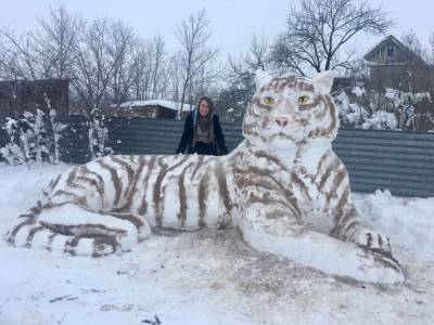 В Одесской области девушка создала из снега огромного тигра (фото)