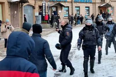 МВД Петербурга: Полицейский обосновано направил пистолет на людей