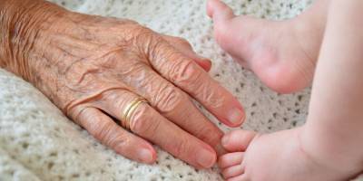Минздрав будет рекомендовать вакцинированным не обнимать внуков
