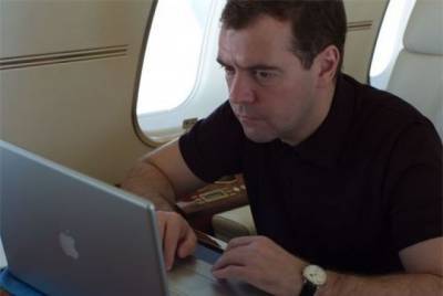 Медведев считает, что Twitter подсовывает российским пользователям Навального в друзья