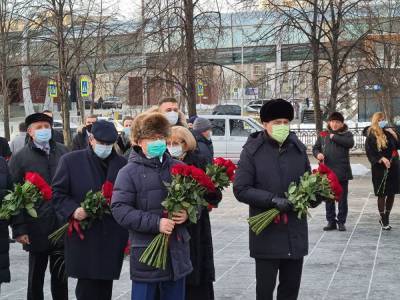 Губернатор, полпред и врио мэра возложили цветы к памятнику Ельцина в день его 90-летия