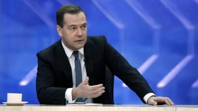 Дмитрий Медведев привился российским препаратом от коронавируса