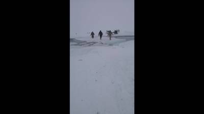 В районе Стародубского оторвало льдину с 40 рыбаками